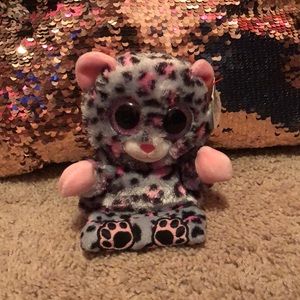 Stuffed animal / phone stand
